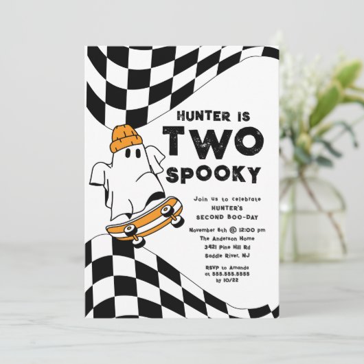 Twee Spooky Dude verjaardagsuitnodiging Kaart (Staand voorkant)