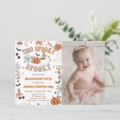 Twee Spooky Groovy Halloween Leuke Verjaardag Foto Kaart (Staand voorkant)