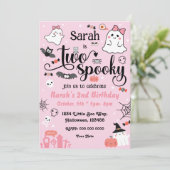 Twee Spooky Verjaardag Meisje Uitnodiging (Staand voorkant)