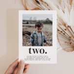 Twee - Square Photo Birthday Invitation Kaart<br><div class="desc">Een moderne 2e verjaardag uitnodiging met je eigen foto en het woord 'twee' eronder.</div>