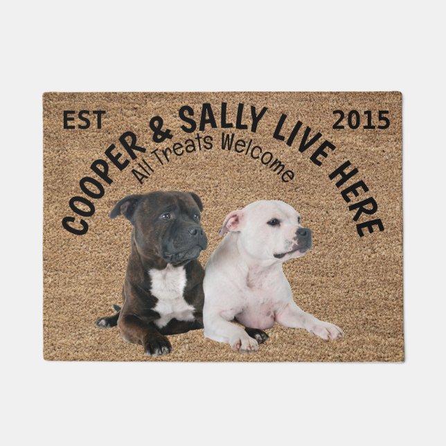 Twee Staffordshire Bull Terriers gepersonaliseerd Deurmat (Voorkant)
