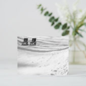 Twee stoelen begraven in sneeuw briefkaart (Staand voorkant)