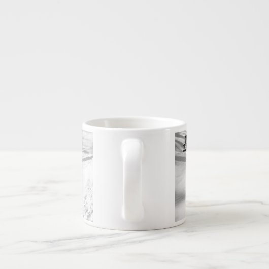 Twee stoelen begraven in sneeuw espresso kop (Achterkant)