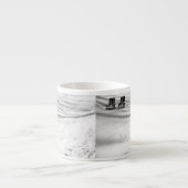 Twee stoelen begraven in sneeuw espresso kop (Voorkant)