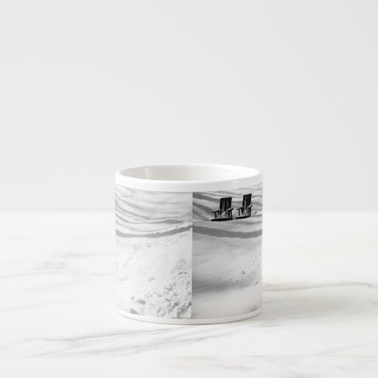 Twee stoelen begraven in sneeuw espresso kop (Voorkant)