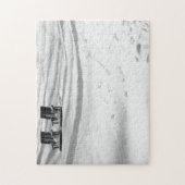 Twee stoelen begraven in sneeuw legpuzzel (Verticaal)