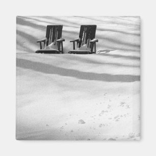 Twee stoelen begraven in sneeuw magneet
