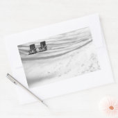 Twee stoelen begraven in sneeuw rechthoekige sticker (Envelop)