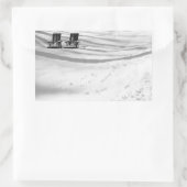 Twee stoelen begraven in sneeuw rechthoekige sticker (Tas)