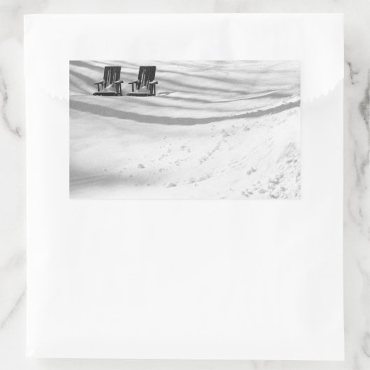 Twee stoelen begraven in sneeuw rechthoekige sticker (Tas)