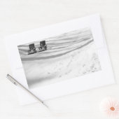 Twee stoelen begraven in sneeuw rechthoekige sticker (Envelop)