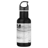 Twee stoelen begraven in sneeuw waterfles  (Voorkant)