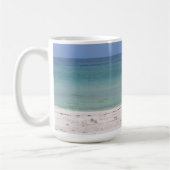 Twee stoelen op het strand koffiemok (Links)