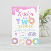 Twee Sweet Donut 2e verjaardag uitnodigingen (Staand voorkant)