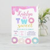 Twee Sweet Donut 2e verjaardag uitnodigingen (Staand voorkant)