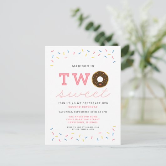 Twee Sweet Donut en Sprinkles Roze 2e Verjaardag Uitnodiging Briefkaart (Staand voorkant)
