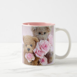 twee teddy beren houden rozen koffie - mok vast