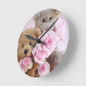 twee teddyberen die de klok rozen houden (Hoek)