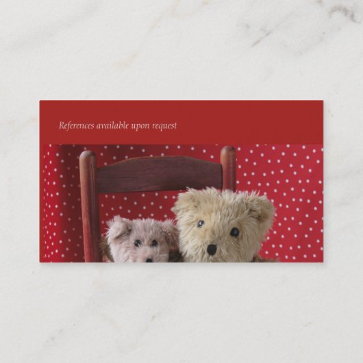 Twee teddyberen in een rode kinderstoel visitekaartje (Achterkant)