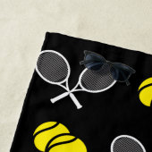 Twee Tennis Balls en wit Rackets Pattern Black H Strandlaken (In situ)