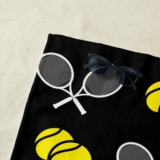 Twee Tennis Balls en wit Rackets Pattern Black H Strandlaken (In situ)