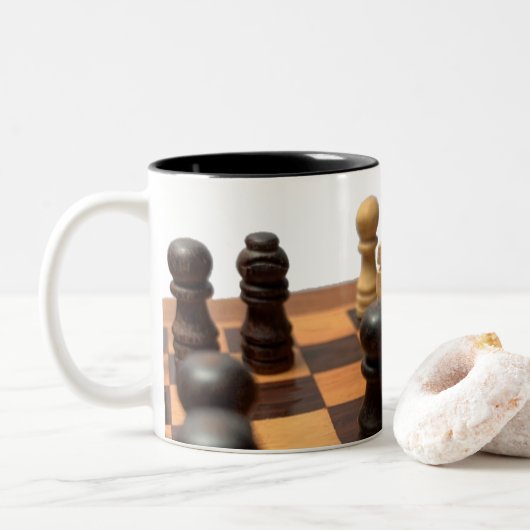 Twee toonaangevende Mok Chess (Met donut)