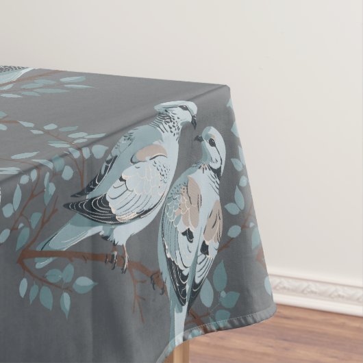 Twee tortelduiven knippen stencil-stijl uit tafelkleed (Voorbeeld)
