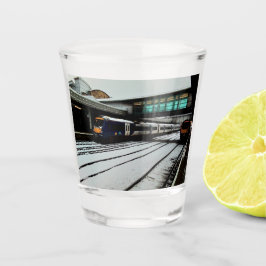 Twee treinen onder de brug shot glas