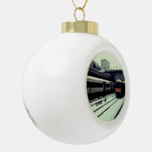 Twee treinen, op het spoor keramische bal ornament (Links)