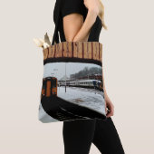 Twee treinen op het station tote bag (Dichtbij)