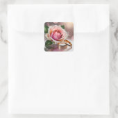 Twee trouwringen met een lichtroze roos vierkante sticker (Tas)