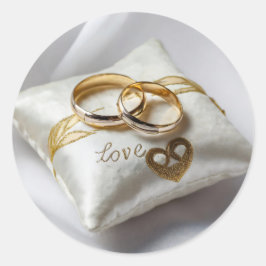 Twee trouwringen op een wit kussen ronde sticker