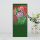 Twee tulpen tegen rode achtergrond (Staand voorkant)