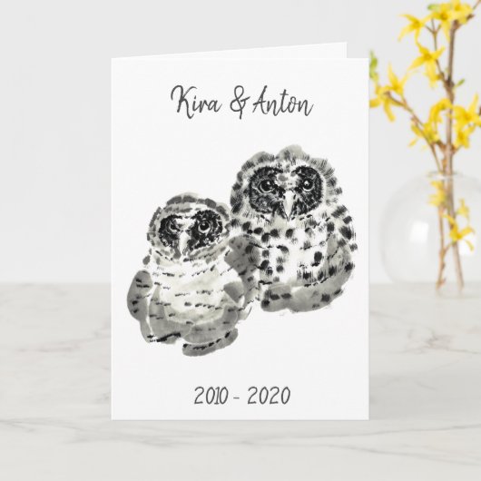 Twee uilkuikens vatten inktschilderij op kaart (Gele Bloem)