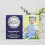 Twee van de foto's van de Moon Blue Boy 2e verjaar Kaart (Staand voorkant)
