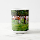 Twee verfpaarden grazen koffiemok (Center)