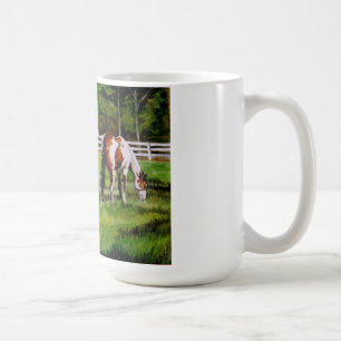 Twee verfpaarden grazen koffiemok