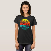 Twee vermoeide zonfiets fietsen t-shirt (Voorkant volledig)