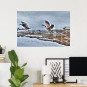 Twee vliegende Canadese ganzen en Winter Pond Wild Poster (Thuiskantoor)