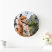 Twee vloeiende alpiaca's op de achtergrond van het grote klok (Huis)