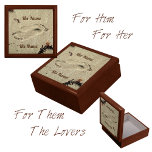 Twee voetafdrukken in het handje cadeaudoosje<br><div class="desc">Liefde op het strand. Twee voetafdrukken in het zand richten zich zoals in een kus. Pas deze cadeaudoos voor houten konkerijen aan met de namen van de liefhebbers voor een echt uniek en romantisch bruiloft of verjaardagscadeau. Het is ook een liefdevol cadeau voor je man, vrouw, partner of minnaar. Dit...</div>