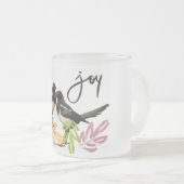 "Twee voor vreugde" Twee eksters met bloemenaccent Matglas Koffiemok (Voorkant rechts)