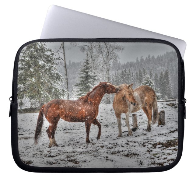 Twee vriendschappelijke Ranch Horses die op sneeuw Laptop Sleeve (Voorkant)