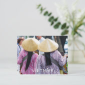 Twee vrouwelijke verkopers met conische petten in  feestdagenkaart (Staand voorkant)