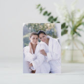 Twee vrouwen die badjassen dragen briefkaart (Staand voorkant)