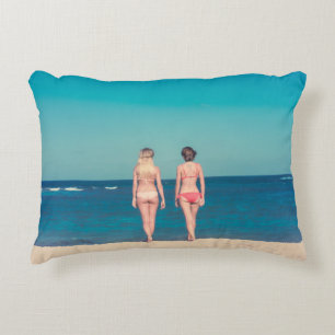 TWEE VROUWEN DIE BIKINI IN STAAT STELLEN OP SHORE ACCENT KUSSEN
