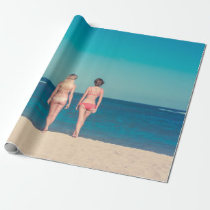 TWEE VROUWEN DIE BIKINI IN STAAT STELLEN OP SHORE CADEAUPAPIER