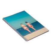 TWEE VROUWEN DIE BIKINI IN STAAT STELLEN OP SHORE NOTITIEBOEK (Rechterzijde)