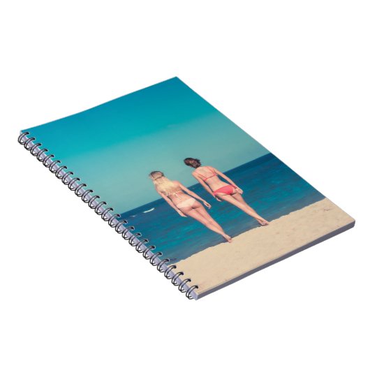 TWEE VROUWEN DIE BIKINI IN STAAT STELLEN OP SHORE NOTITIEBOEK (Rechterzijde)