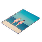 TWEE VROUWEN DIE BIKINI IN STAAT STELLEN OP SHORE NOTITIEBOEK (Linkerzijde)